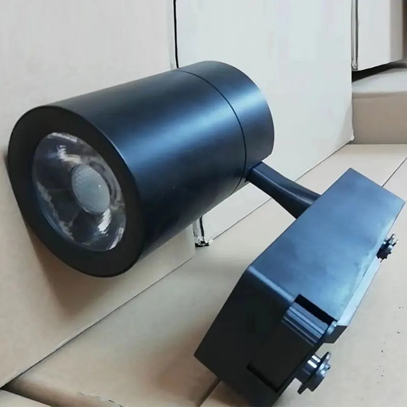 Commercial - grade Modern COB Track Lights for Stores. Available in power ratings of 15W, 20W, 30W, 35W, 36W, installed on rails.